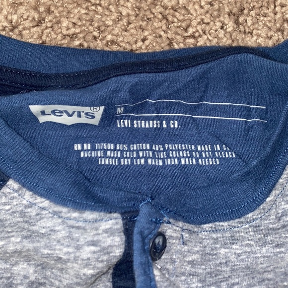 Medium Levi’s pocket T - Picture 2 of 3
